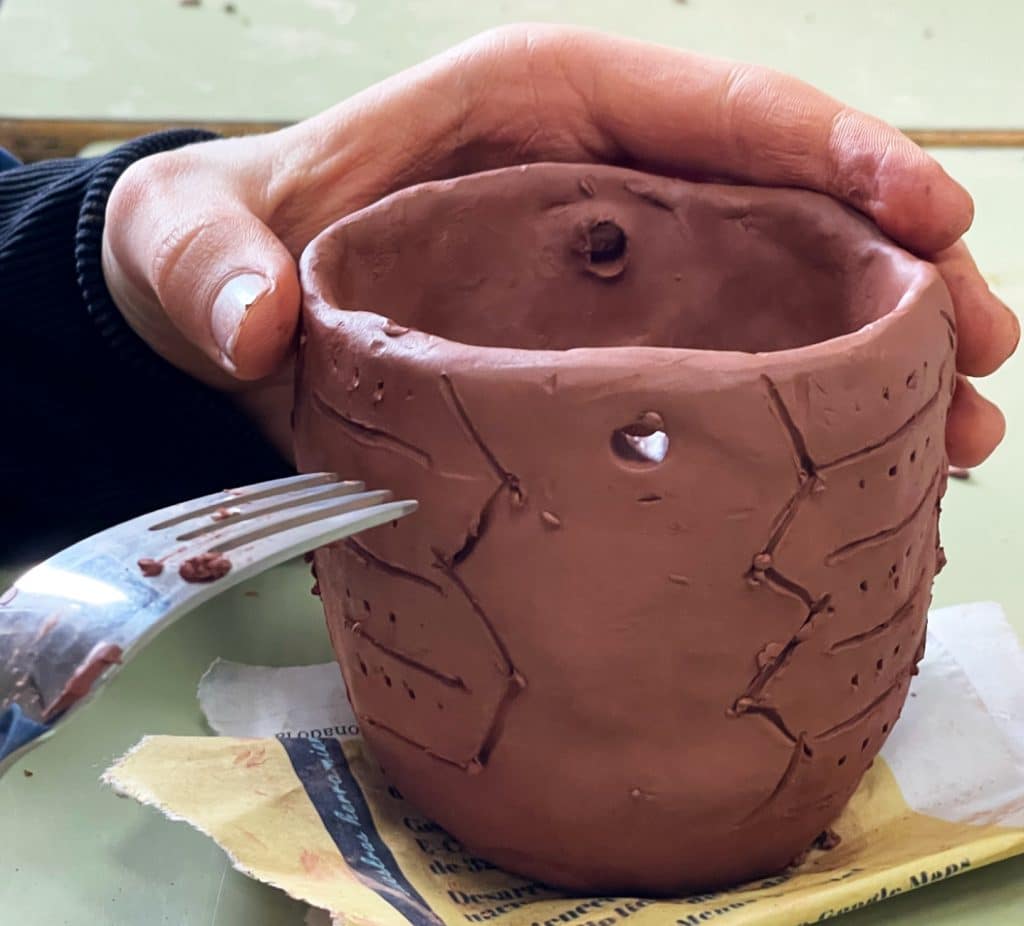 Decoración de cuenco con tenedor y perforaciones