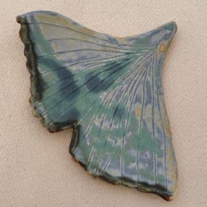 bandeja de cerámica con forma de hoja de ginkgo biloba en tonos azules, verdes y turquesas