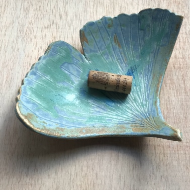bandeja cerámica con forma de hoja ginkgo biloba tonos turquesas degradados
