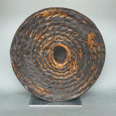 Escultura en gres negro decToro Cerámica que reproduce las texturas de un capacho de almazara