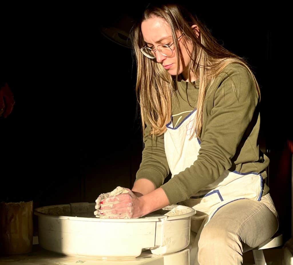 Mujer en el torno de cerámica