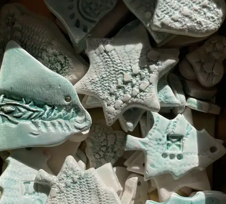 adornos navideños con esmalte