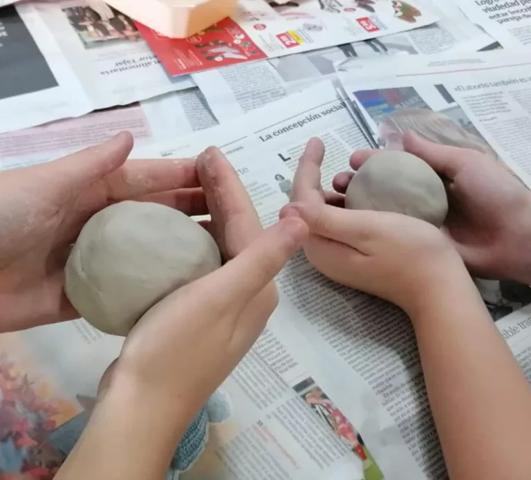 bolas de arcilla blanca antes de modelar
