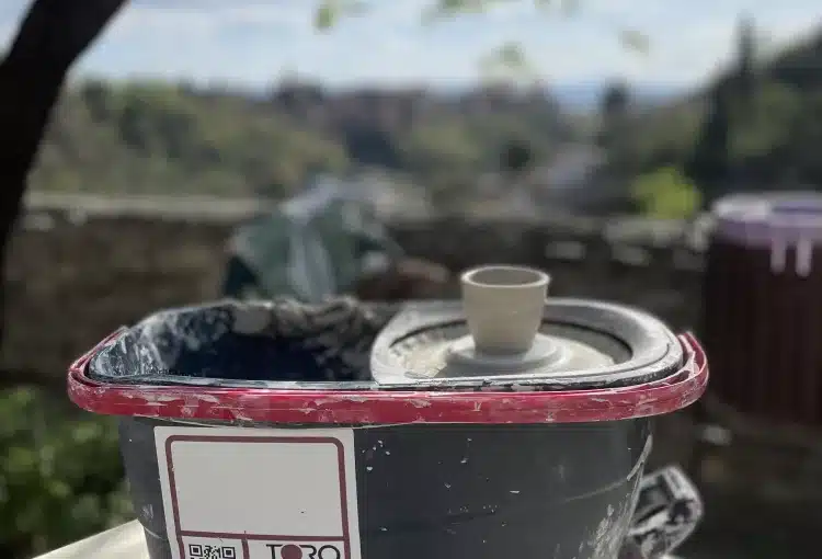 torno cerámica con cubo de fregona