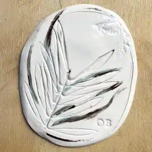 plato con impresiones de hojas