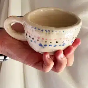 taza blanca con engoles