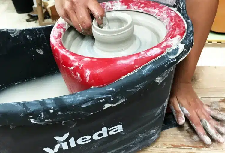 TALLER DE TORNO DE ALFARERÍA EN FRANCÉS / INICIATION AU TOURNAGE AVEC TOUR ÉCO-RESPONSABLE