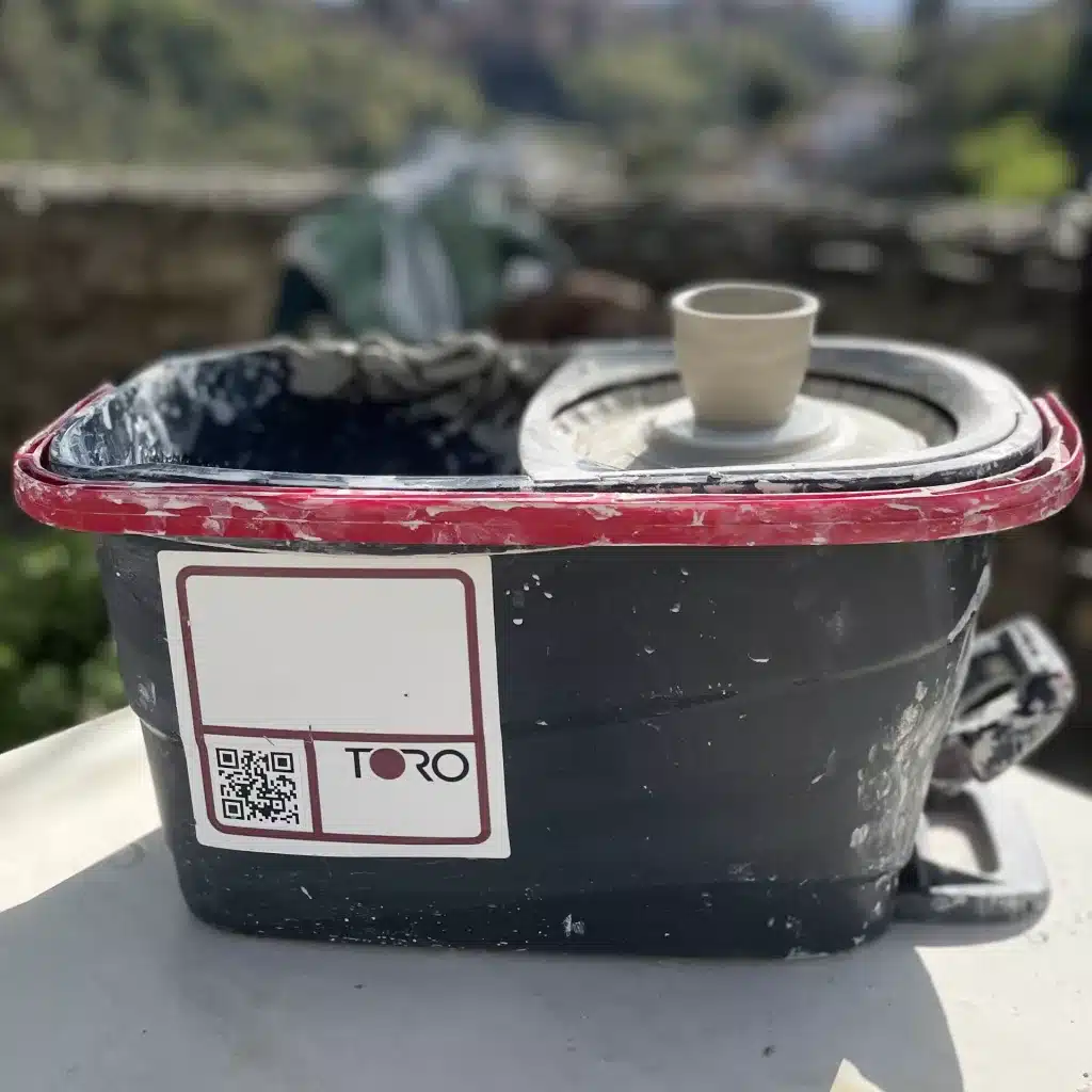 Torno casero con arcilla blanca