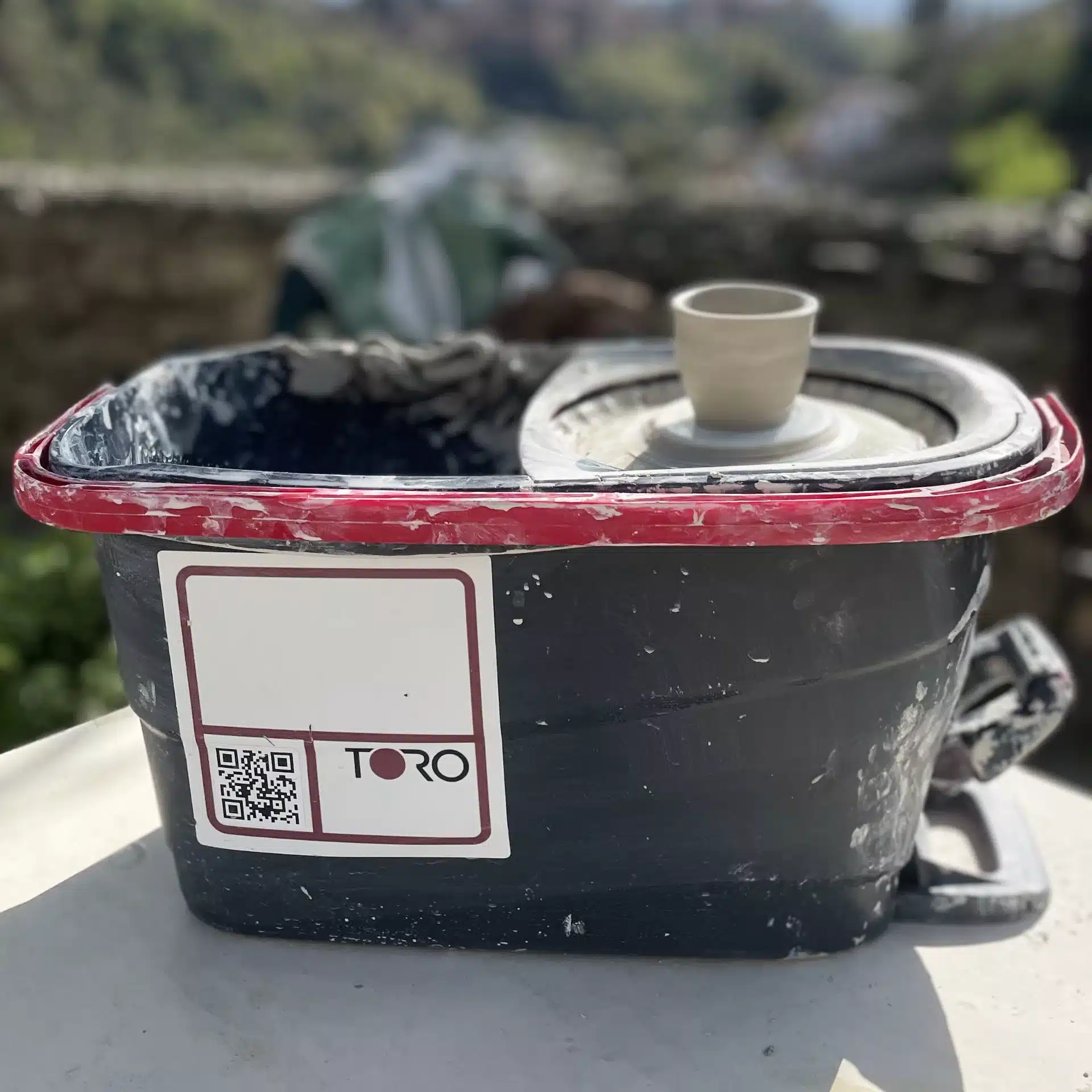 Torno casero con arcilla blanca