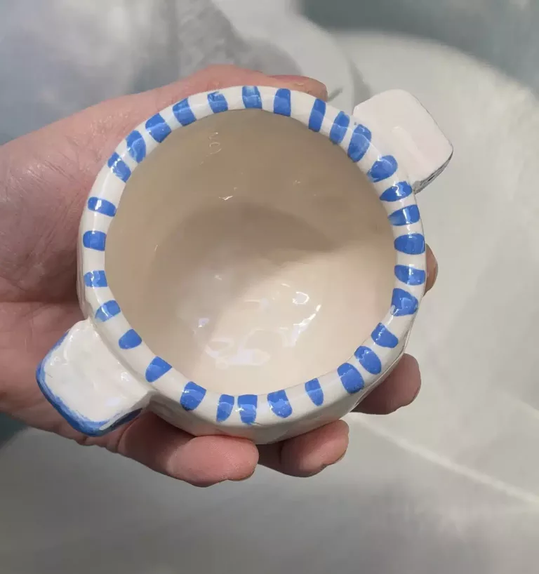 Bol de cerámica blanco y azul con asas