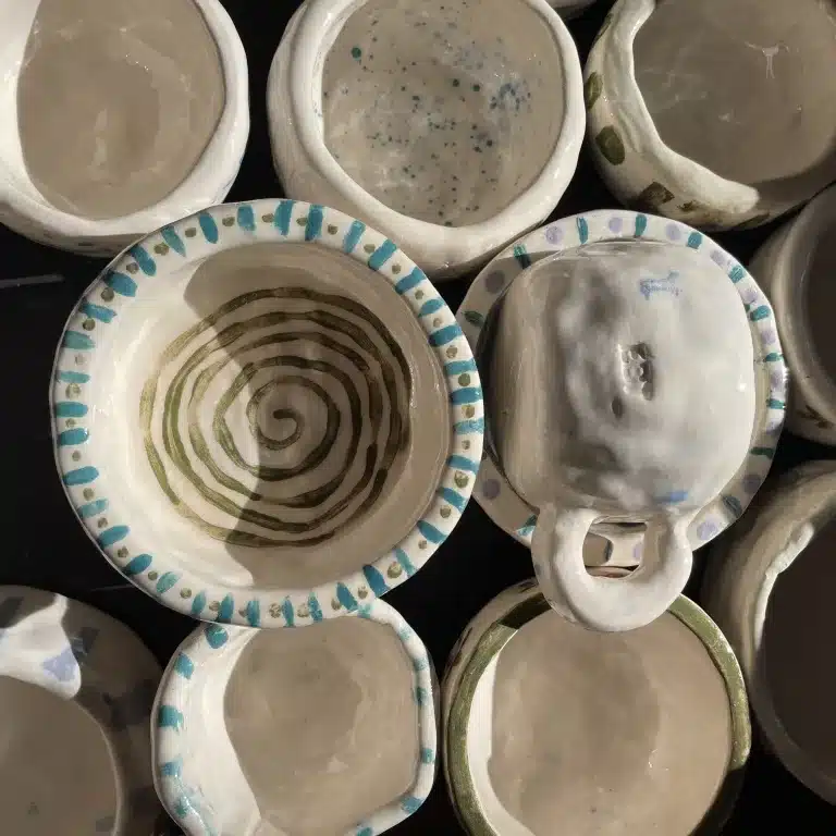 Piezas cerámica blancas y decoradas con engobes