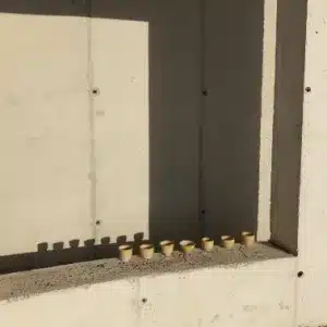 7 vasos de cerámica sobre estructura de hormigón