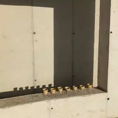 7 vasos de cerámica sobre estructura de hormigón